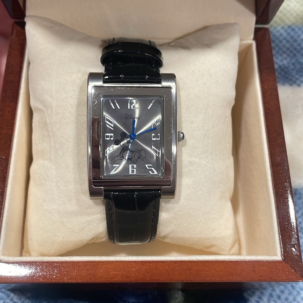 Disney Mickey Mouse 2005 Shareholders Limited Edition Watch - Wood Box